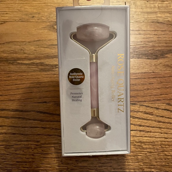 Rose quartz roller with gold tone hardware. NIB. - Picture 1 of 3